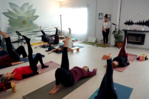 Salle lumineuse d'enseignement de Yoga au Québec